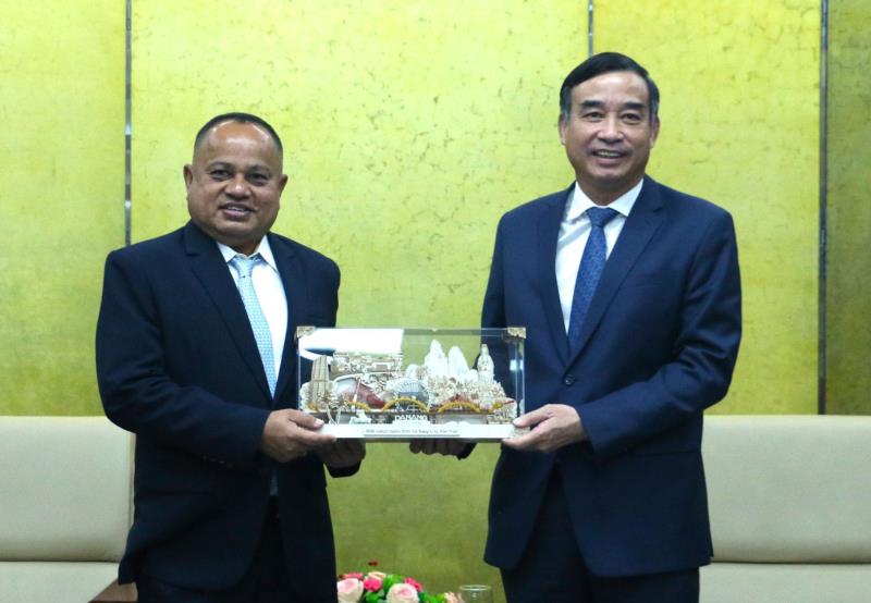 Chủ tịch UBND thành phố Lê Trung Chinh (bên phải) tặng quà lưu niệm đến Thống đốc tỉnh Phuket (Thái Lan) Narong Woonciew.
