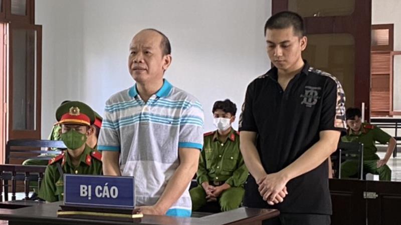 Phạm Minh Hiền (trái) và Nguyễn Văn Phong tại tòa.