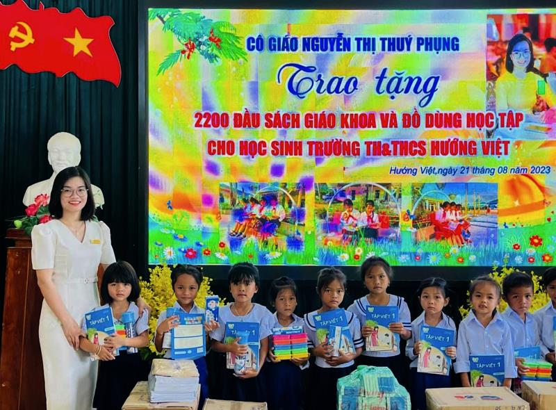 Hội Phụ nữ CAH Đakrông nâng bước đến trường cho trò nghèo.