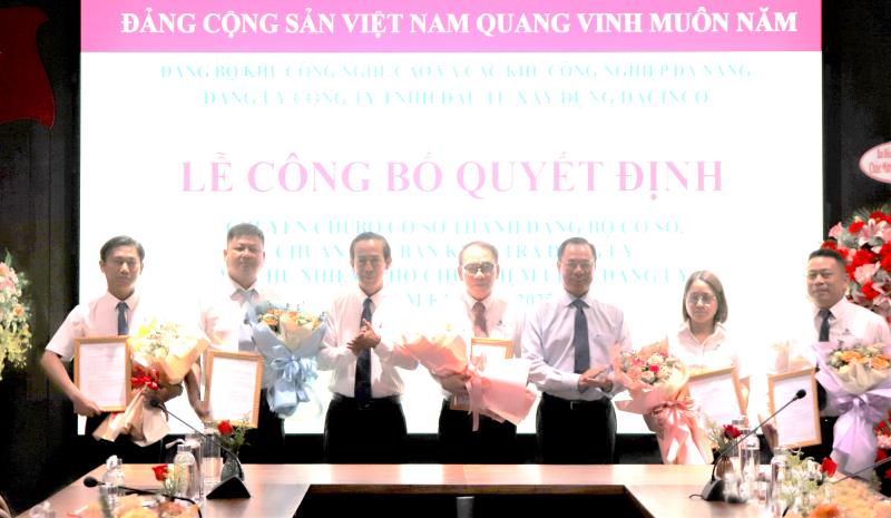 Thường trực Đảng ủy Khu Công nghệ cao và các khu công nghiệp Đà Nẵng trao quyết định chuyển từ chi bộ lên đảng bộ cơ sở Công ty TNHH Đầu tư xây dựng Dacinco.