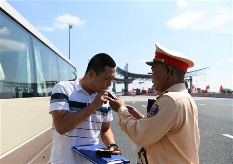 Lực lượng Cảnh sát giao thông kiểm tra nồng độ cồn đối với tài xế.
