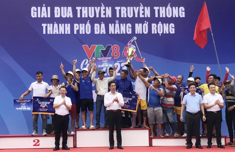 Ban tổ chức trao Cúp vô địch cho đội thuyền đua nam Duy Vinh (huyện Duy Xuyên).