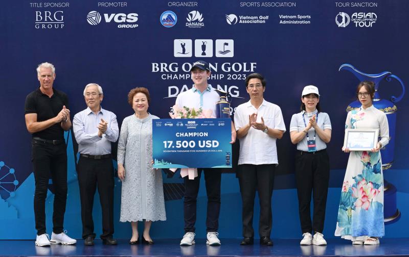 Phó Chủ tịch UBND TP Đà Nẵng Trần Chí Cường trao chức vô địch và phần thưởng cho golfer Aaron Wilkin.