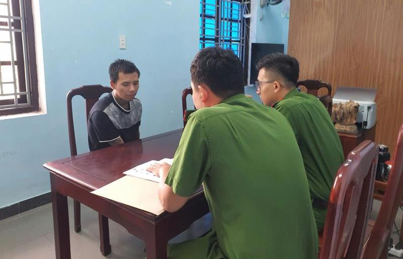 Cán bộ Công an phường An Cựu lấy lời khai đối tượng Nguyễn Hoàng Huy.