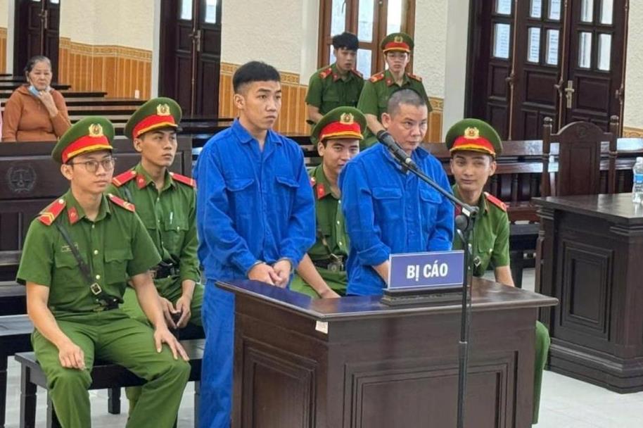 Đối tượng Giàng Seo Hòa cùng tang vật.