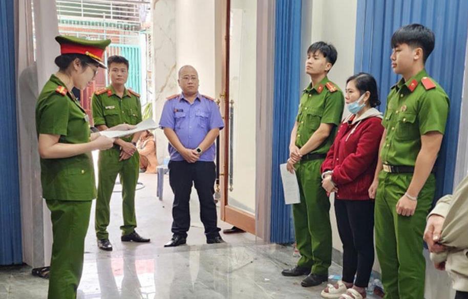 Đối tượng Thảo (ngồi giữa) thời điểm còn mua bán bất động sản tại Pleiku.