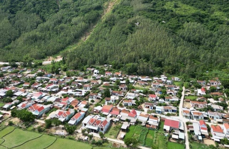 Người dân thôn Trà Cong, xã An Hòa, huyện An Lão, tỉnh Bình Định lo sợ đá lăn.
