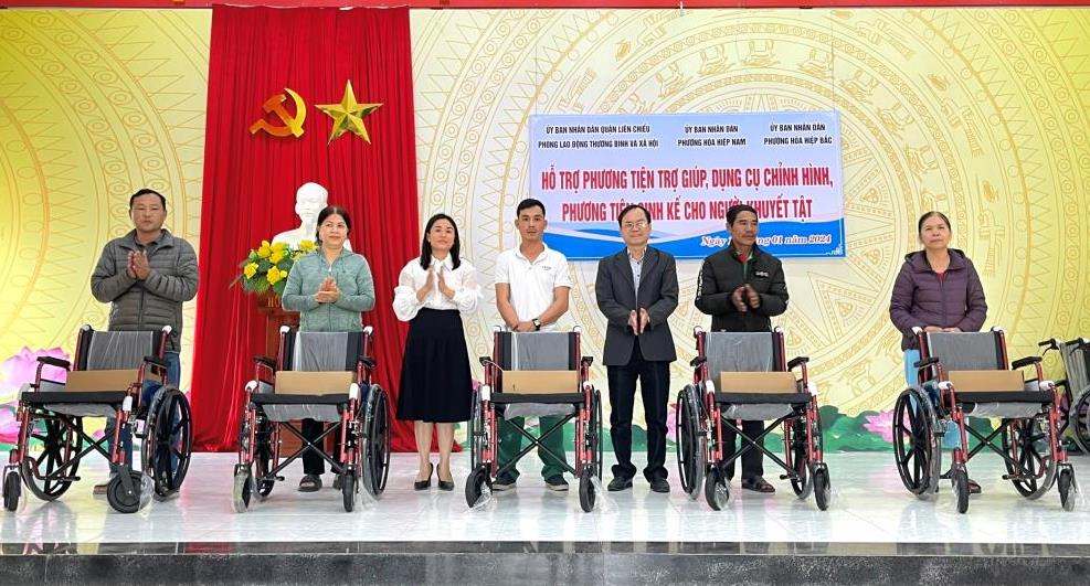 Ông Hà Thúc Liêu - Trưởng phòng Lao động Thương binh & Xã hội quận Liên Chiểu trao xe lăn cho bà con.