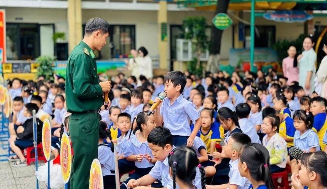 Tuyên truyền, phổ biến, giáo dục pháp luật cho cán bộ, giáo viên và học sinh các trường học