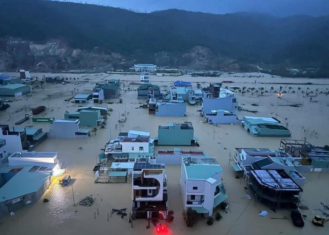 Miền Trung oằn mình trong mưa lũ lịch sử