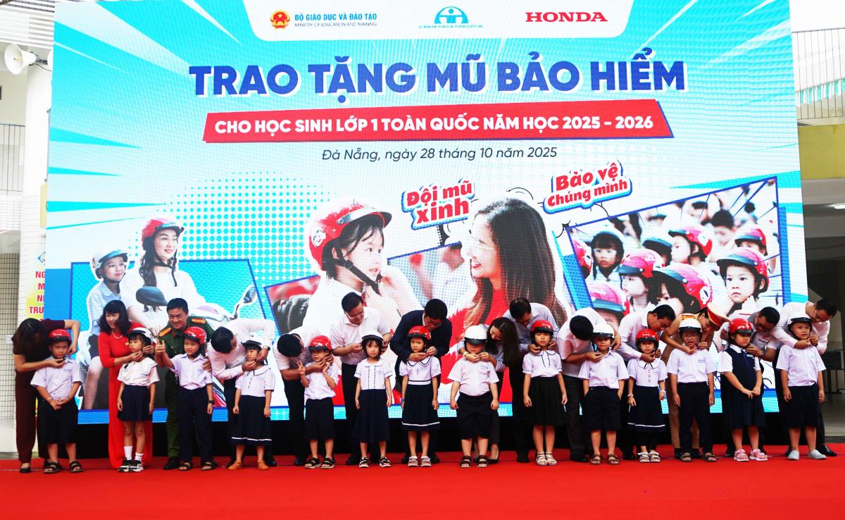 Trao tặng mũ bảo hiểm cho học sinh trường tiểu học