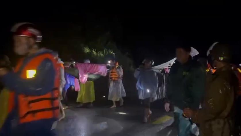 Xuyên đêm vượt 20km khiêng 3 nạn nhân vụ sạt lở đi cấp cứu