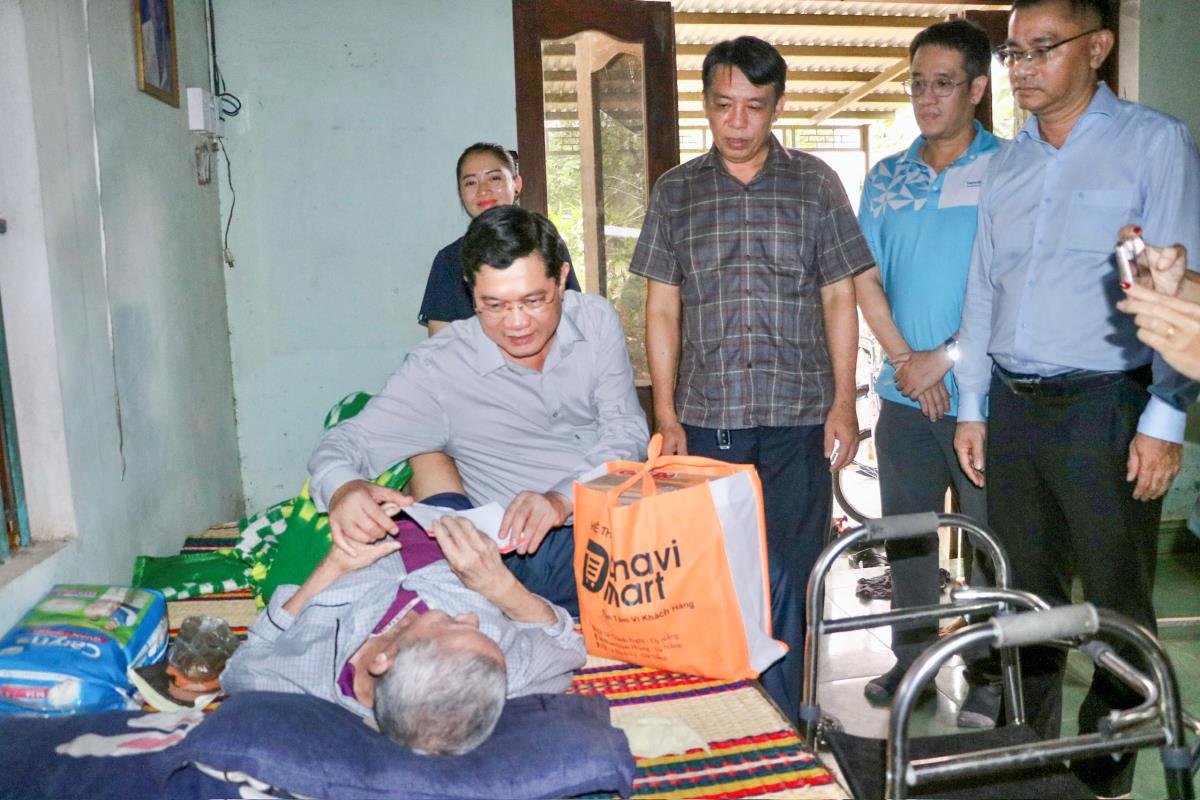 Phó Chủ tịch Thường trực HĐND thành phố Trần Phước Sơn thăm, động viên, trao quà cho bà con xã Thu Bồn và Duy Xuyên