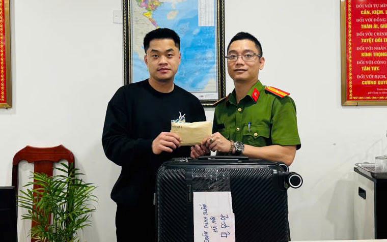 Tìm được chiếc vali chứa 6,8 triệu Won bị thất lạc tại Sân bay Đà Nẵng trao trả cho du khách