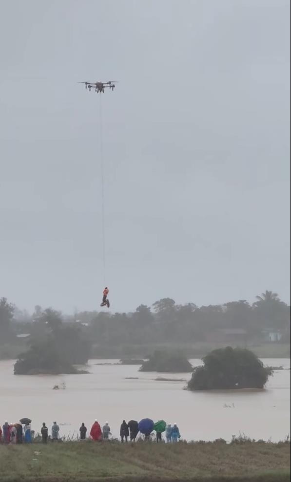Dùng máy bay không người lái cứu sống người bị cuốn trôi trên sông Krông Pắc