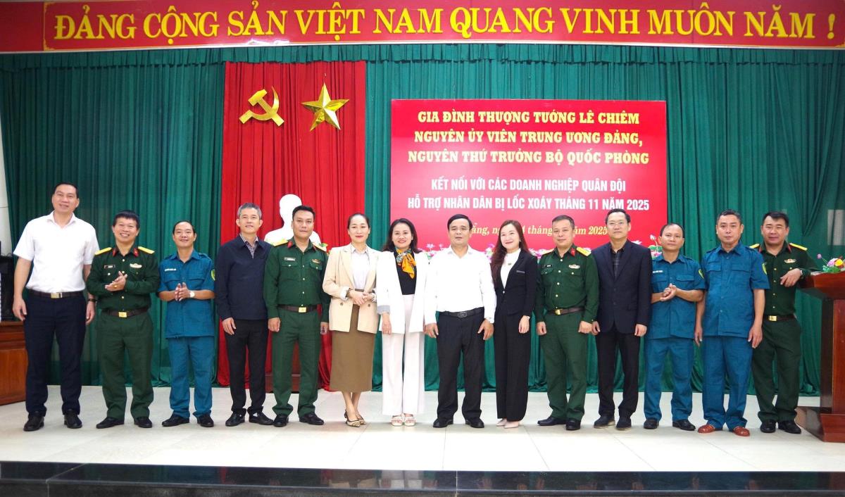 Thượng tướng Lê Chiêm trao quà hỗ trợ người dân bị thiệt hại do lốc xoáy