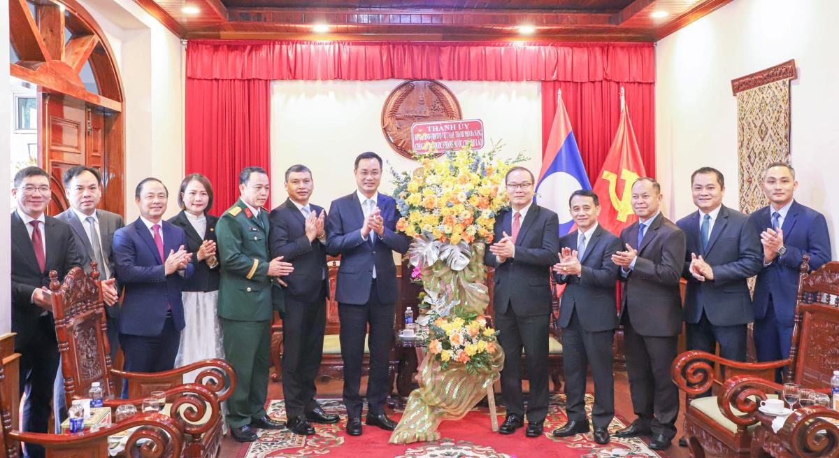 Bí thư Thành ủy Lê Ngọc Quang chúc mừng Quốc khánh nước Cộng hòa Dân chủ Nhân dân Lào