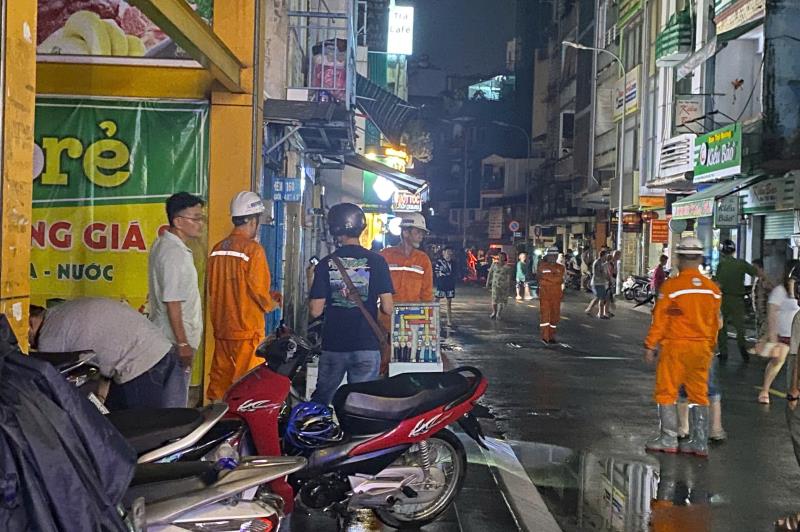 Thanh niên nghi bị điện giật tử vong khi đi qua đường ngập nước
