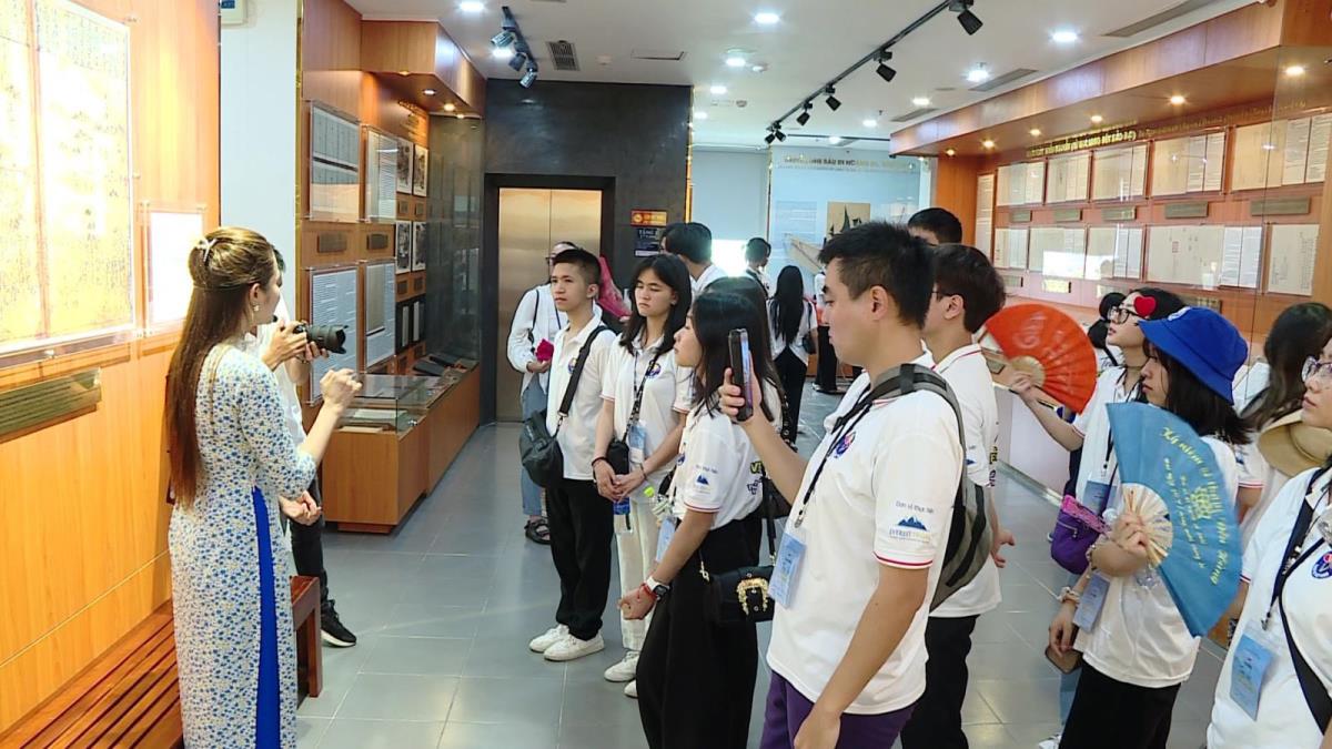 Check-in Hoàng Sa - Gieo mầm yêu nước, vun đắp tự hào