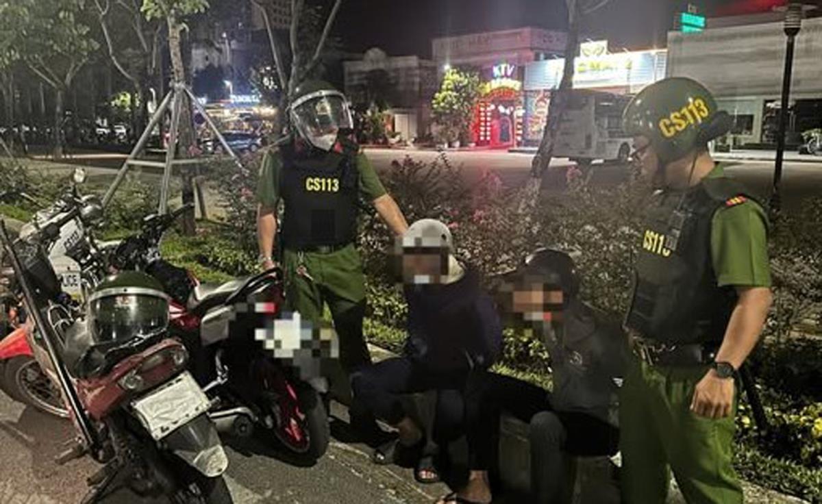 Anh em cùng đi trộm