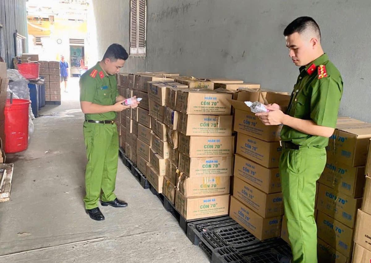 Phát hiện 2 công ty sản xuất cồn giả, cồn kém chất lượng
