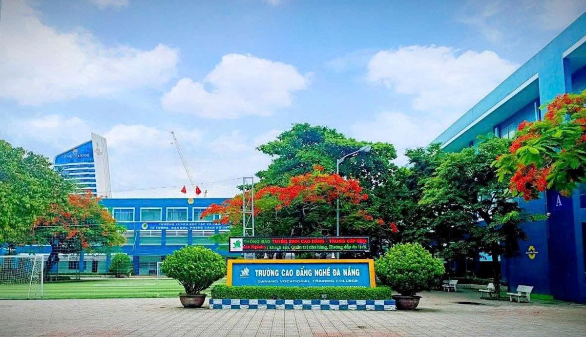 Sáp nhập hai trường cao đẳng, đổi tên thành Trường Cao đẳng Đà Nẵng