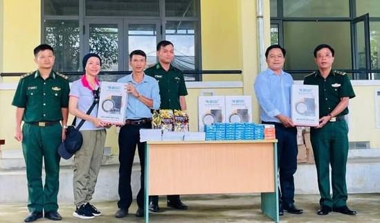 Bộ đội biên phòng tặng quà cho học sinh vùng cao