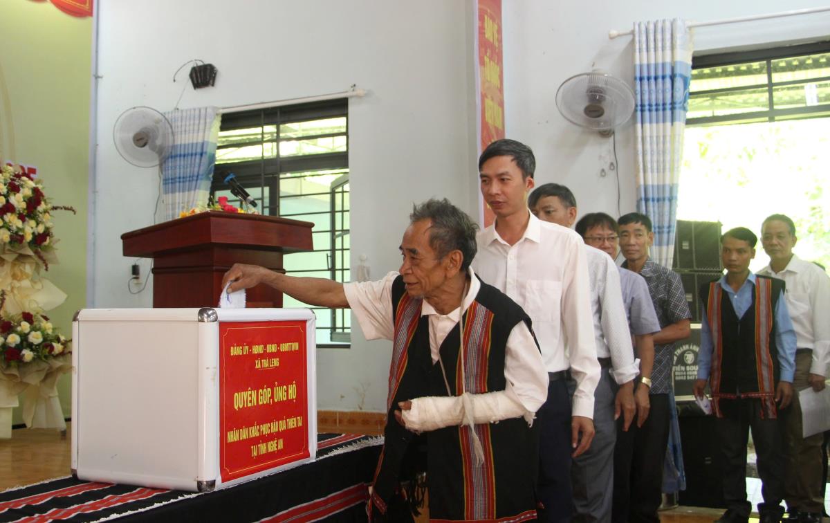 Xã Trà Leng góp tiền ủng hộ tỉnh Nghệ An khắc phục hậu quả thiên tai