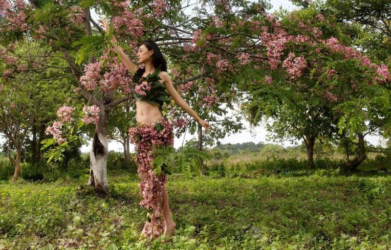 Nhà thiết kế Minh Hạnh bộ sưu tập thời trang từ hoa, lá của Vườn Quốc gia Cát Tiên
