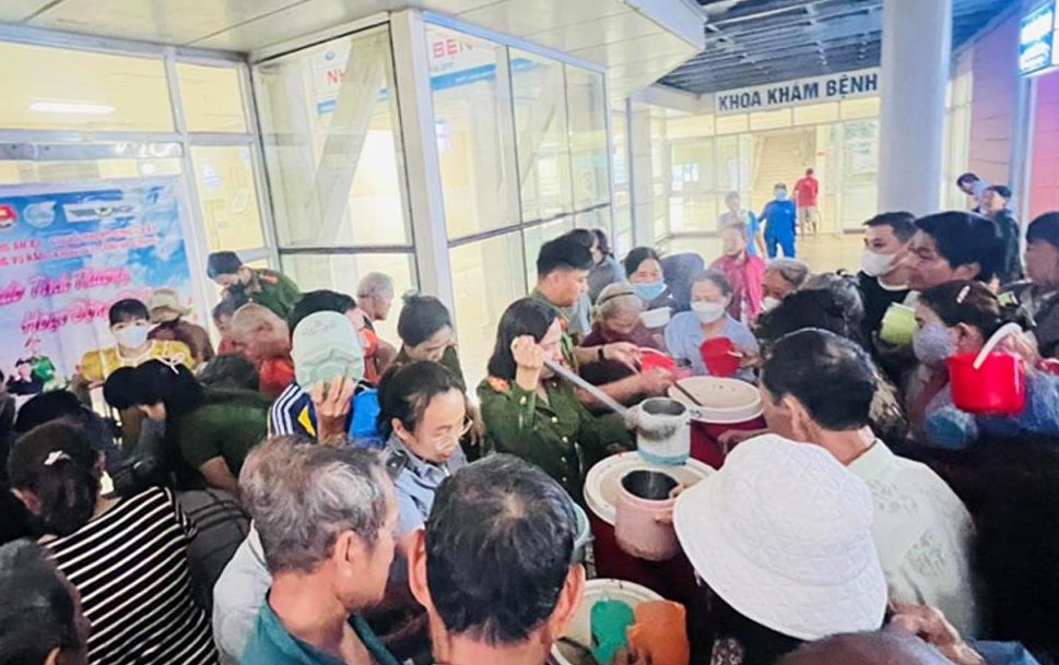 Ấm lòng chương trình Nồi cháo tình thương