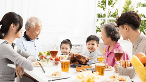 Bữa cơm gia đình không chỉ là để bổ sung dinh dưỡng mà còn là nơi để gia đình gắn kết hơn. Cùng xem hình ảnh gia đình mình ăn uống và trò chuyện vui vẻ như thế nào trong bữa cơm ấm áp này.
