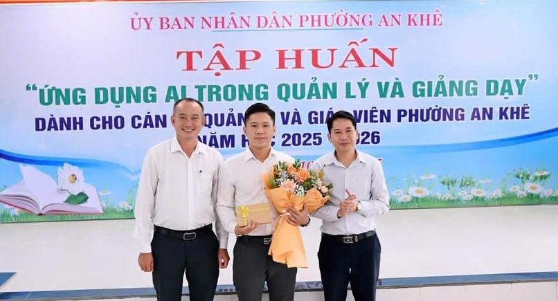 Cán bộ quản lý, giáo viên dự lớp tập huấn.