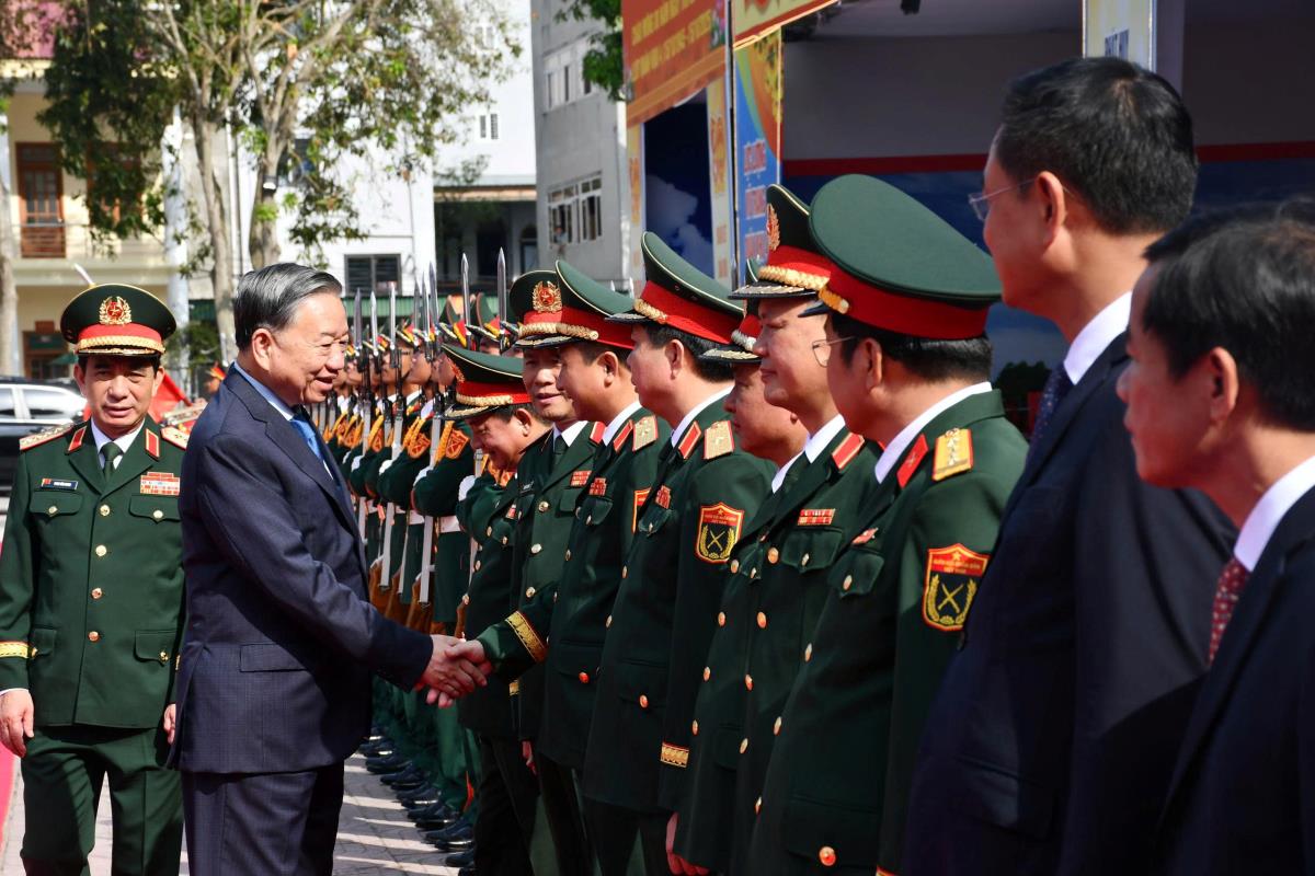 Tổng Bí thư Tô Lâm trao tặng Huân chương Hồ Chí Minh cho LLVT Quân khu 4.