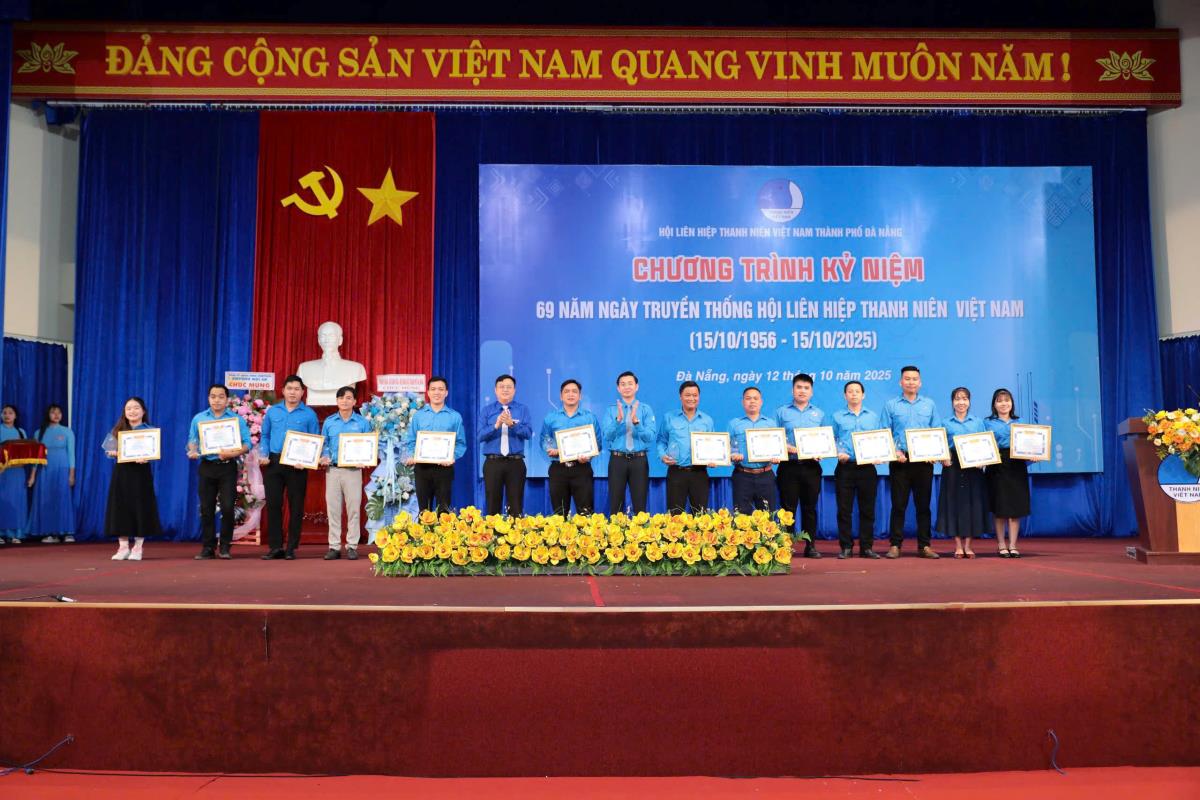 Trao Giải thưởng “15 tháng 10” cho 28 cán bộ Hội có thành tích tiêu biểu, xuất sắc trong công tác Hội và phong trào thanh niên.