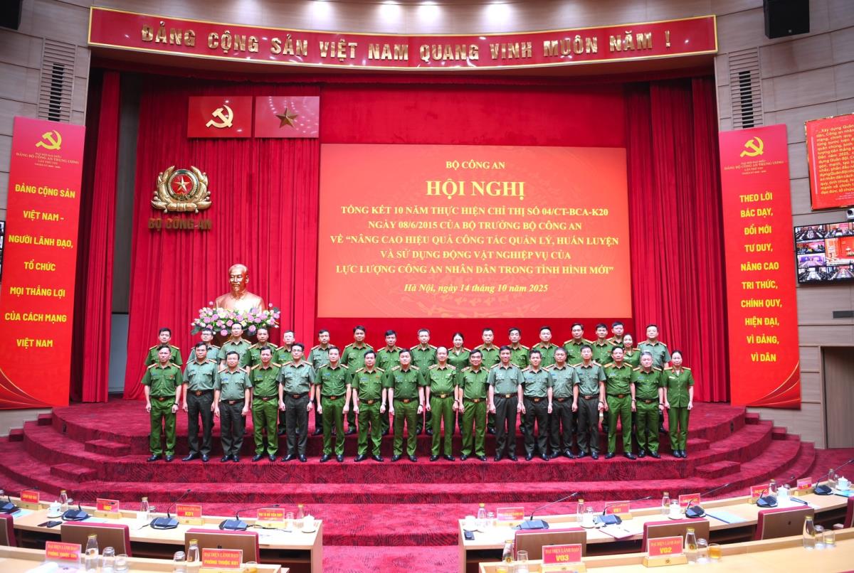 Đại tá Võ Thị Trinh phát biểu tham luận tại Hội nghị.