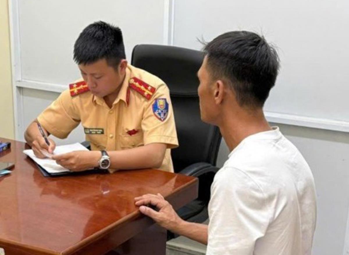 Tài xế H.K.H. đến cơ quan Công an trình diện.