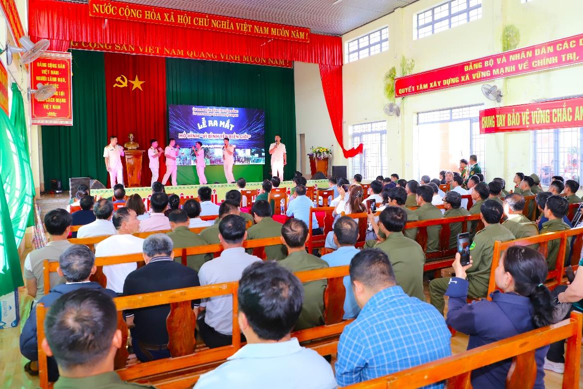 Đại diện Ban tự quản của 7 thôn, thuộc xã Thuận Hạnh ký giao ước thi đua thực hiện tốt mô hình “Vì bình yên biên giới”