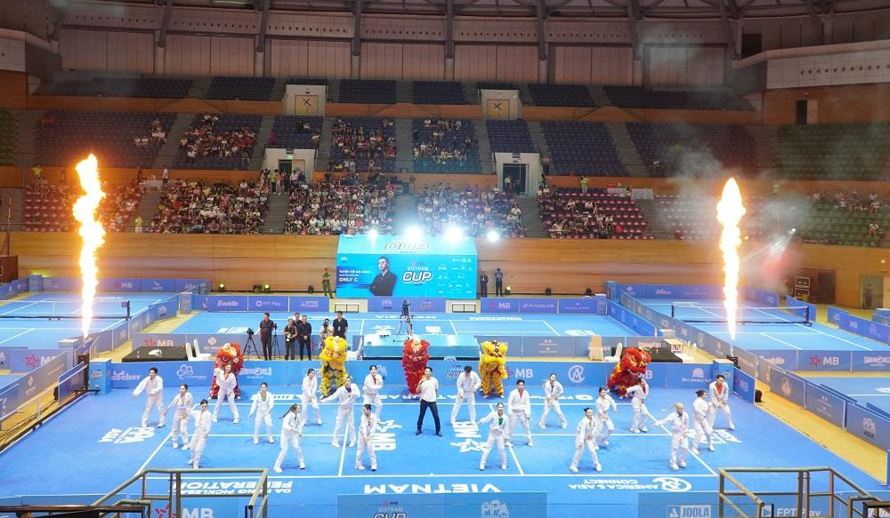 Lãnh đạo thành phố chụp hình lưu niệm cùng các vận động viên