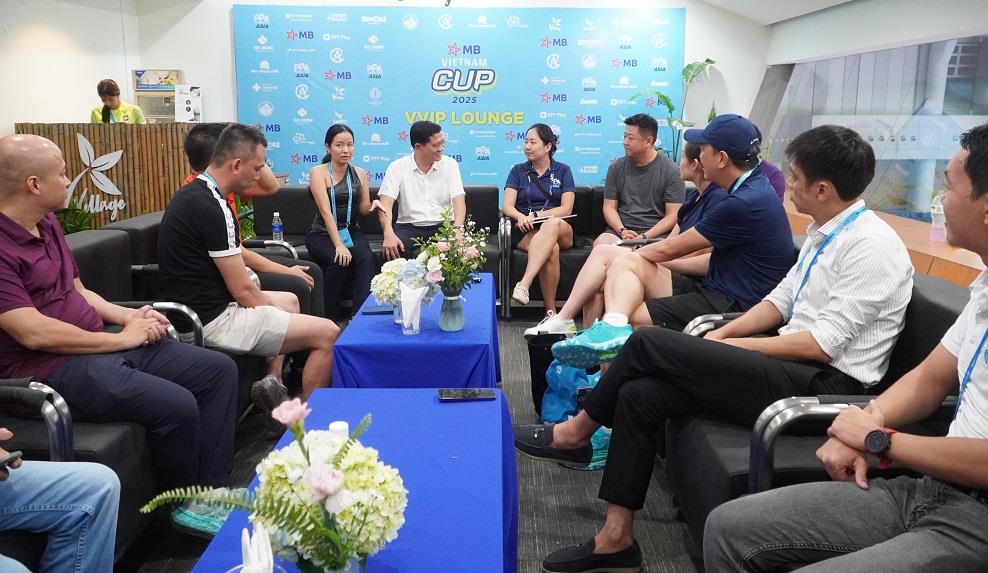 Các đại biểu chụp hình lưu niệm