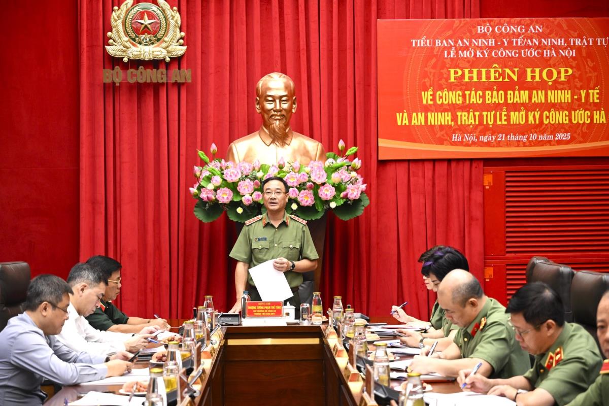 Các đại biểu tham gia ý kiến tại phiên họp.