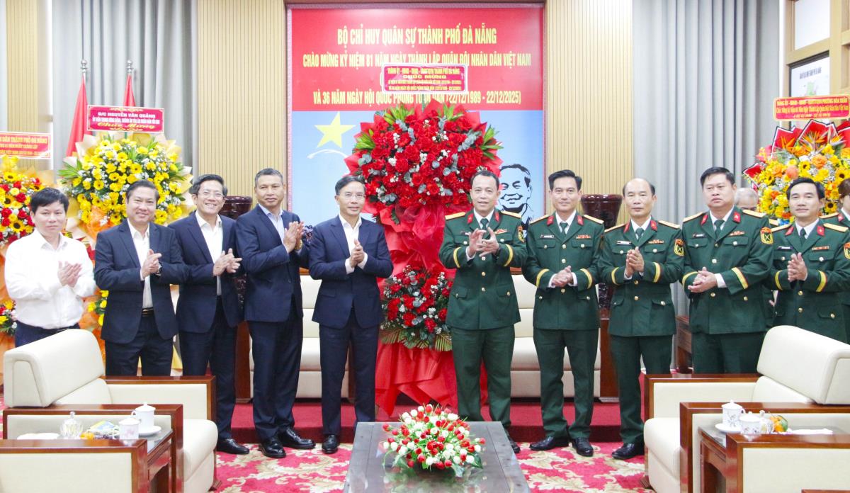 Chủ tịch UBND TP Đà Nẵng Phạm Đức Ấn tặng hoa, chúc mừng Bộ Chỉ huy quân sự thành phố.