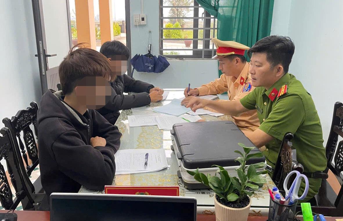 Lực lượng Công an làm việc với 2 “quái xế” H. và T.