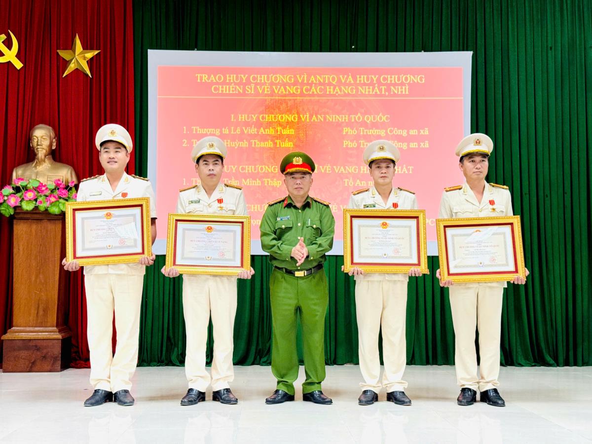 Đại tá Nguyễn Văn Tăng phát biểu chỉ đạo tại Hội nghị. Ảnh: ÁI Ly