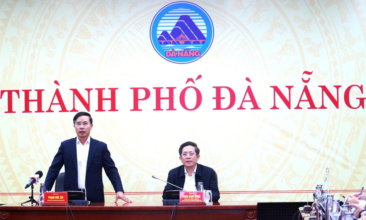 Bộ đội giúp dân sửa chữa lại nhà ở bị thiệt hại do thiên tai gây ra.