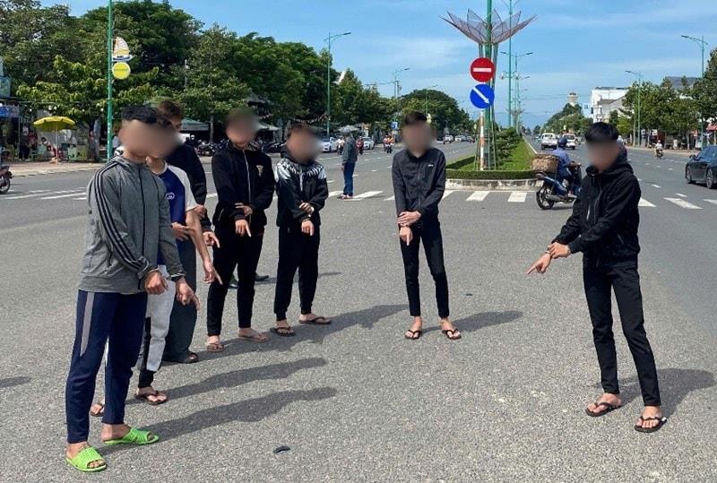 Các đối tượng liên quan đến vụ án thực nghiệm hiện trường.