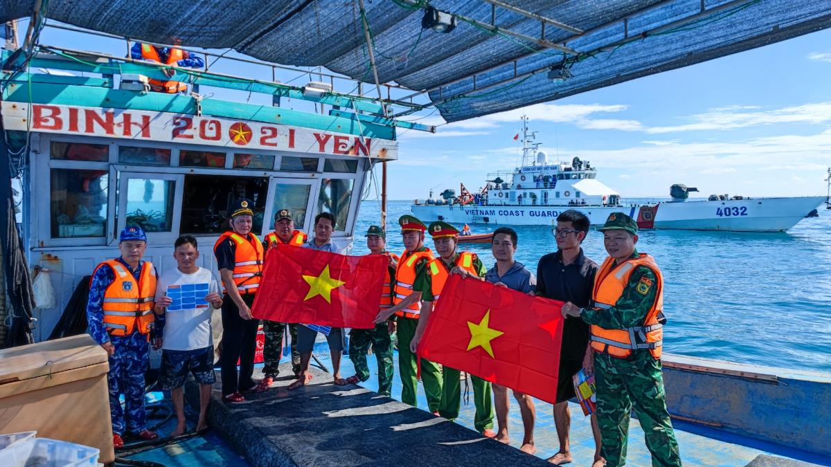 Lực lượng chức năng kiểm tra, tuyên truyền phòng, chống IUU trên các tàu cá.