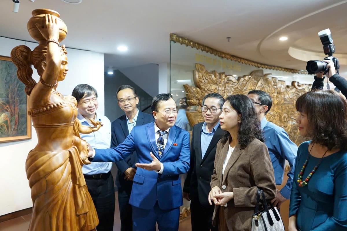 Các đại biểu và công chúng yêu nghệ thuật tham quan triển lãm.