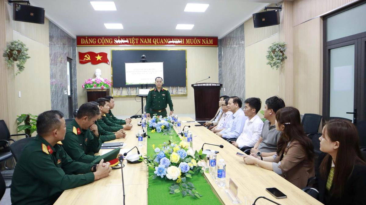 Lãnh đạo Bộ CHQS TP Đà Nẵng thăm hỏi, động viên và tặng quà y bác sĩ và bệnh nhân nặng.