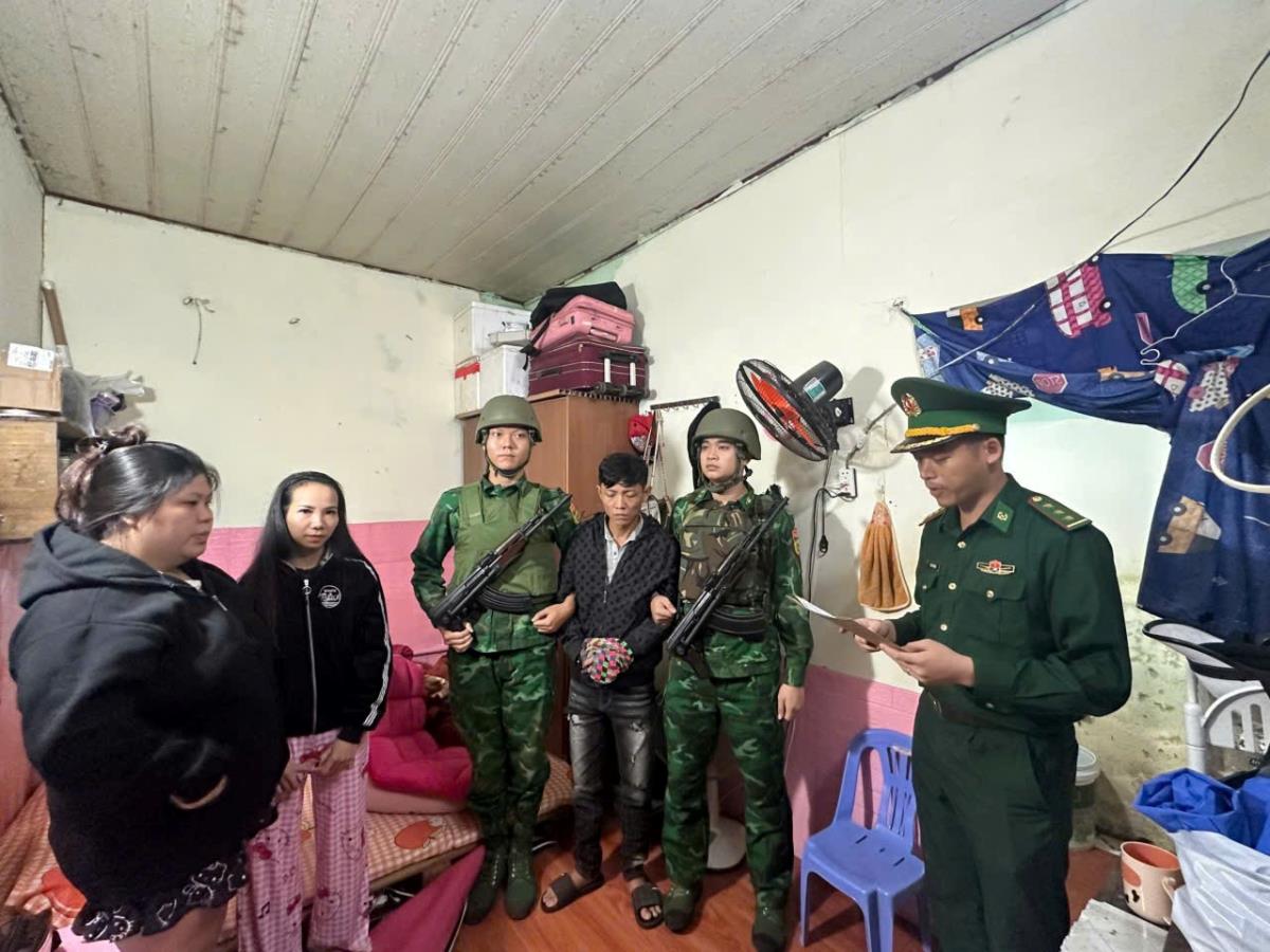 Tang vật thu giữ khi khám xét nhà số K108/8 Mẹ Suốt.