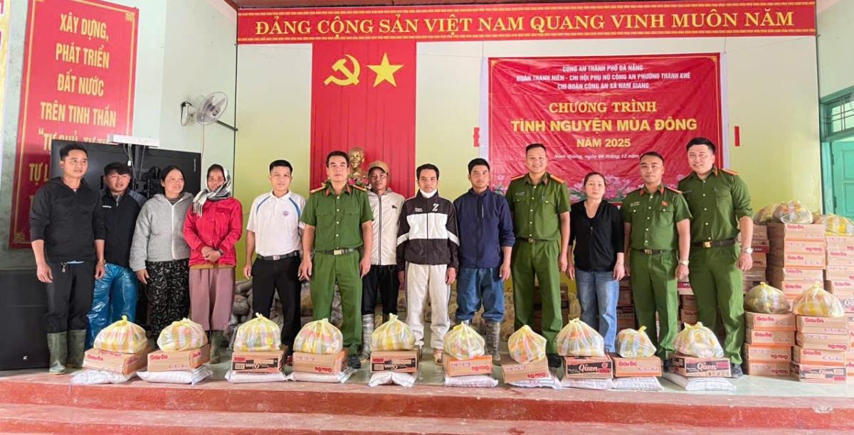 Trao tận tay cho bà con xã Nam Giang những món quà trong Chiến dịch tình nguyện mùa đông.
